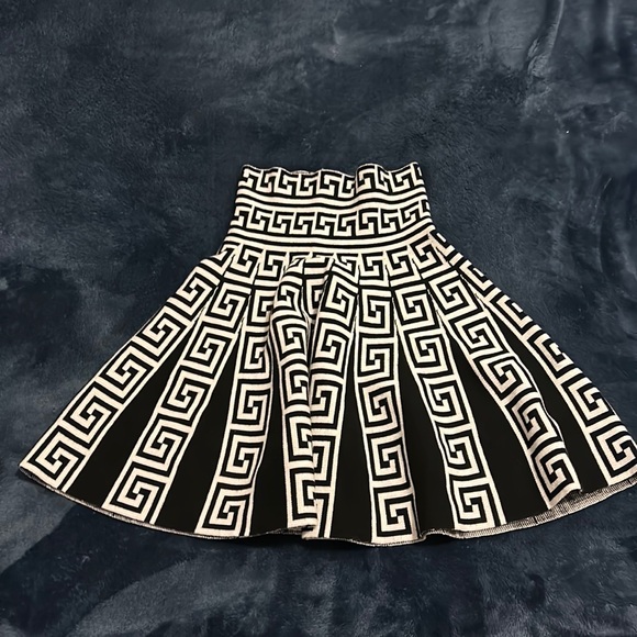 2 piece long sleeve/skirt set - Picture 3 of 3